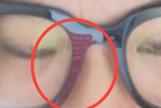 Phát hiện chồng ngoại tình nhờ phản chiếu tin nhắn qua kính mắt: Thế này thì chối thế nào được nữa!