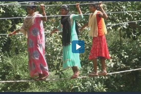 Nơi người dân đi trên dây để vượt sông