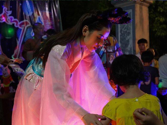 Sao Việt cosplay chị Hằng: Người được khen xinh, người bị chê phản cảm-7