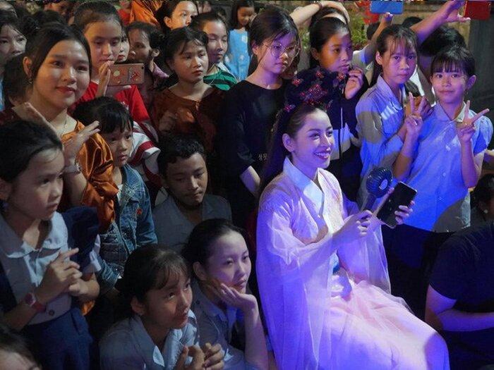 Sao Việt cosplay chị Hằng: Người được khen xinh, người bị chê phản cảm-9
