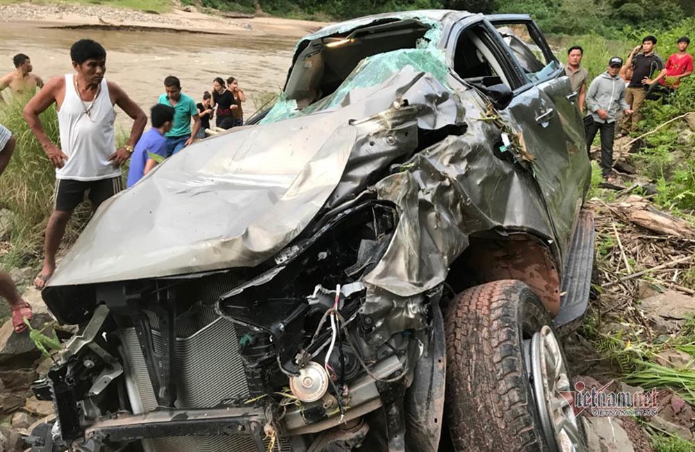 Hiệu trưởng lái xe bán tải lao xuống vực, hiệu phó cùng cô giáo tử vong-1