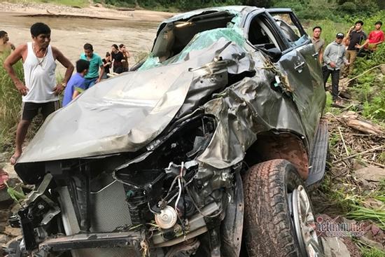 Hiệu trưởng lái xe bán tải lao xuống vực, hiệu phó cùng cô giáo tử vong