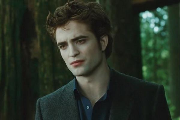 Robert Pattinson với Edward Cullen (The Twilight Saga): Tài tử 34 tuổi đang dần thoát khỏi cái bóng của vai diễn chàng ma cà rồng bất tử trong loạt Chạng vạng. Thương hiệu đem tới cho Robert Pattinson danh tiếng. Nhưng nhiều năm sau, anh chia sẻ sự không bằng lòng về vai diễn. “Đó là nhân vật kỳ quặc. Càng đọc kịch bản, tôi càng ghét nhân vật. Một gã trai tân 108 tuổi ư? Rõ ràng là anh ta có vấn đề”, nam diễn viên nói. Nếu không có sự ràng buộc về mặt hợp đồng với thương hiệu, có lẽ Pattinson đã sớm rời khỏi The Twilight Saga.