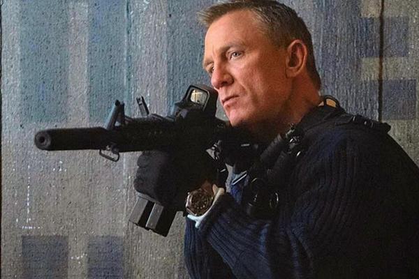 Daniel Craig với James Bond (007): Quá mệt mỏi sau Spectre (2015), trong một cuộc phỏng vấn, tài tử người Anh trả lời câu hỏi liệu anh có tiếp tục sắm vai 007 hay không như sau: “Giờ sao? Tôi thà đập vỡ chiếc cốc này rồi cắt cổ tay còn hơn. Giờ thì không. Tôi thấy đủ rồi. Tôi hiện muốn tiếp tục sự nghiệp của mình”. Khi bị các fan của 007 chỉ trích, Craig đã lên tiếng giải thích, nhưng không ai nghĩ anh muốn tiếp tục gắn bó với thương hiệu bom tấn. Song, sau tất cả, Daniel Craig có lần cuối vào vai chàng điệp viên hào hoa trong No Time to Die chuẩn bị ra mắt khán giả.