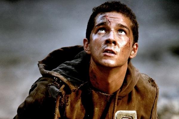 Shia LaBeouf với Sam Witwicky (Transformers): Nổi danh nhờ loạt phim người máy biến hình, nhưng Shia LaBeouf không ngần ngại chỉ trích thương hiệu bom tấn do Michael Bay nhào nặn. Trong một cuộc phỏng vấn sau khi phần hai - Revenge of the Fallen (2009) - ra rạp, tài tử nói: “Tôi chẳng mấy ấn tượng với tác phẩm. Bộ phim thiếu mất linh hồn và chỉ toàn cảnh người máy đánh lộn”. Dù thừa nhận đã ngủ gật trong một buổi xem thử bản dựng hoàn chỉnh, Shia LaBeouf sau đó vẫn phải tiếp tục đóng Transformers: Dark of the Moon (2011) trước khi chia tay thương hiệu.