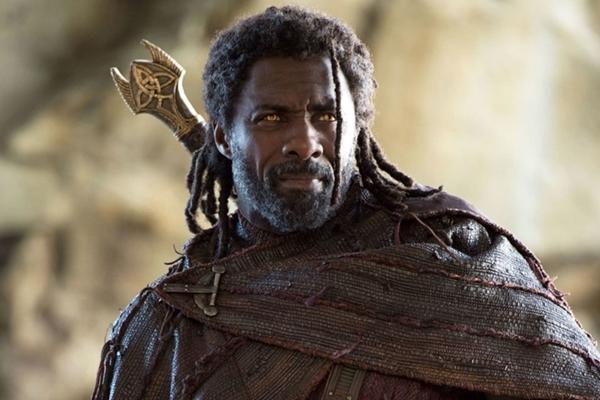 Idris Elba với Heimdall (MCU): Đảm nhận vai Heimdall trong loạt Thor thuộc Vũ trụ Điện ảnh Marvel, tài tử người Anh không ngần ngại phát biểu về quá trình thực hiện phần hai - Thor: The Dark World (2013). “Khi phải quay lại một số cảnh, cảm giác cứ như tra tấn vậy. Người đại diện bảo tôi buộc phải thực hiện theo hợp đồng. Và tôi có mặt ở đó trong bộ phục trang nặng nề, tóc giả, đao kiếm, kính áp tròng. Thật đau lòng”, Elba nói. Bất chấp chia sẻ đó, Idris Elba vẫn trở lại trong Thor: Ragnarok (2017), nhưng lần này không cần mặc phục trang phức tạp nữa. Nhân vật cuối cùng bị Thanos (Josh Brolin) hạ gục ở đoạn mở đầu Avengers: Infinity War (2018).