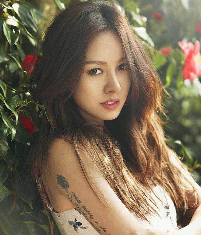 Lee Hyori sinh năm 1979, là một trong những nữ ca sĩ solo thành công bậc nhất Kpop cho đến hiện nay. Hơn 20 năm hoạt động nghệ thuật, tên tuổi cô gắn liền với danh xưng 