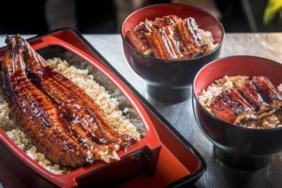 Người Nhật chế biến lươn biển cỡ lớn