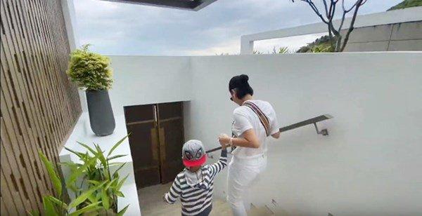2 sao nữ lấy chồng Tây dọn về biệt thự triệu đô, đi khắp nơi trên thế giới-14