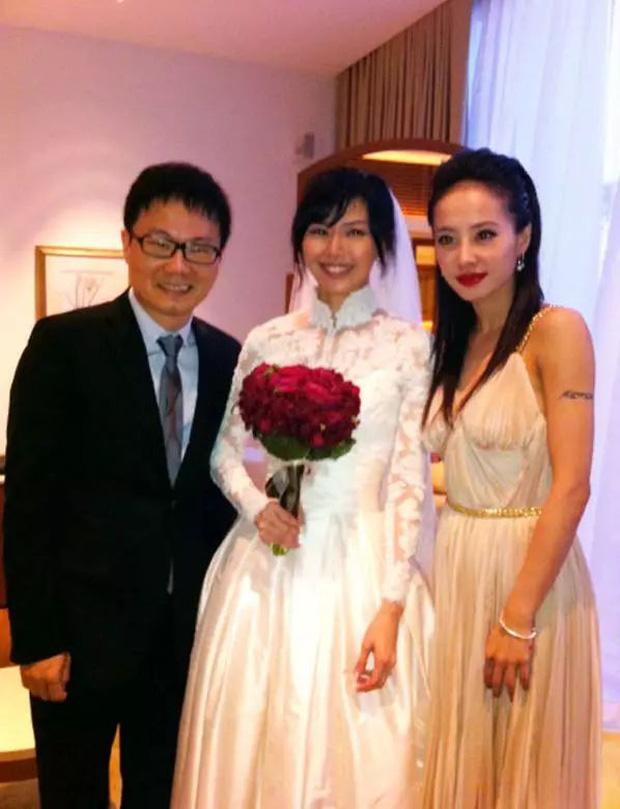 Sao Cbiz lên đồ đi ăn cưới kém duyên: Người biến cô dâu thành vai phụ, người diện nguyên bộ đồ ngủ-7