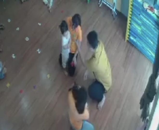 Truy tìm người đàn ông đánh bé gái 2 tuổi ở trường mầm non-1