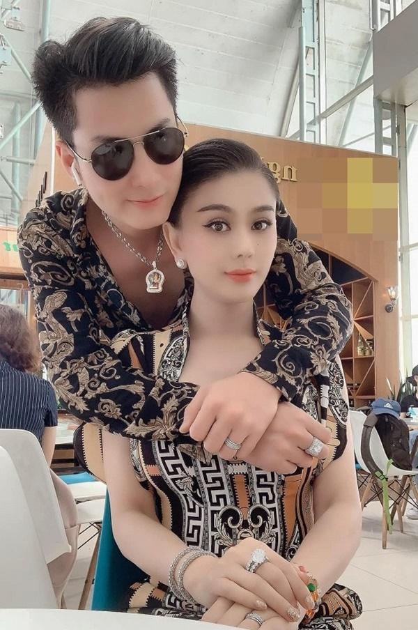 Vợ chồng Lâm Khánh Chi hạnh phúc bên nhau. Người đẹp chuyển giới viết: "Trời sinh một cặp".