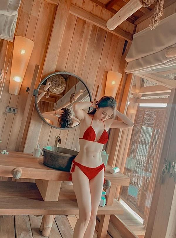 "Cá sấu chúa" Quỳnh Nga đăng ảnh bikini nóng bỏng, phô diễn đường cong "nức nở".