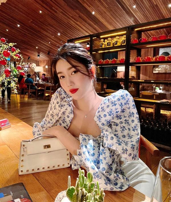 Thúy Ngân đi ăn tối cùng bạn bè và tranh thủ chụp ảnh "sống ảo".