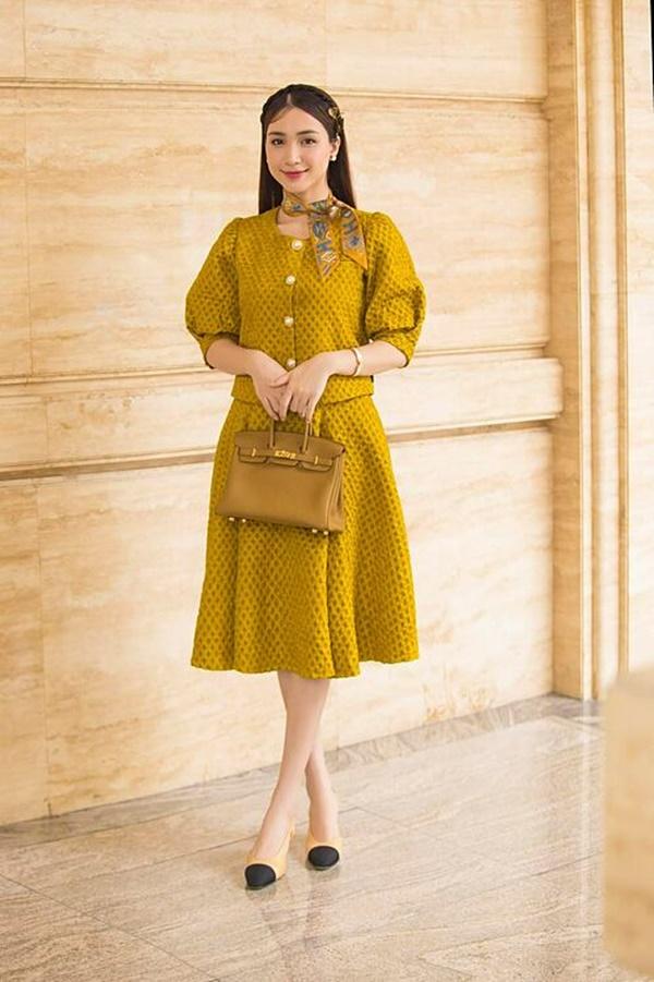 Hòa Minzy diện nguyên set đồ màu vàng đi sự kiện, trông có vẻ hơi "dừ" so với hình ảnh thường thấy.