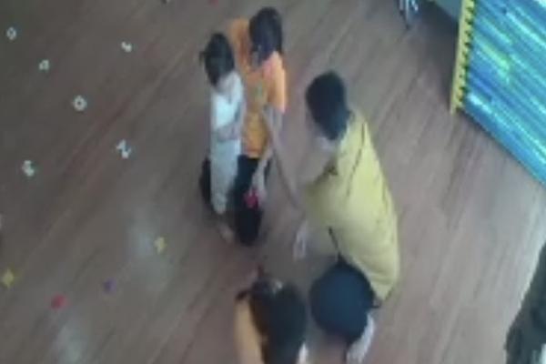 Giáo viên mẫu giáo ép học trò ăn tương ớt gây phẫn nộ-3