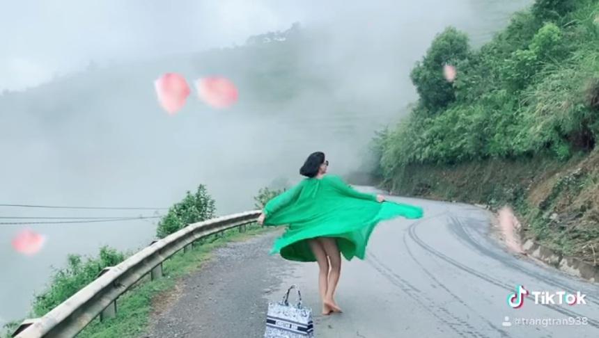 Trang Trần múa tiên nữ sơn cước, người xem thót tim vì xém lộ hàng-4