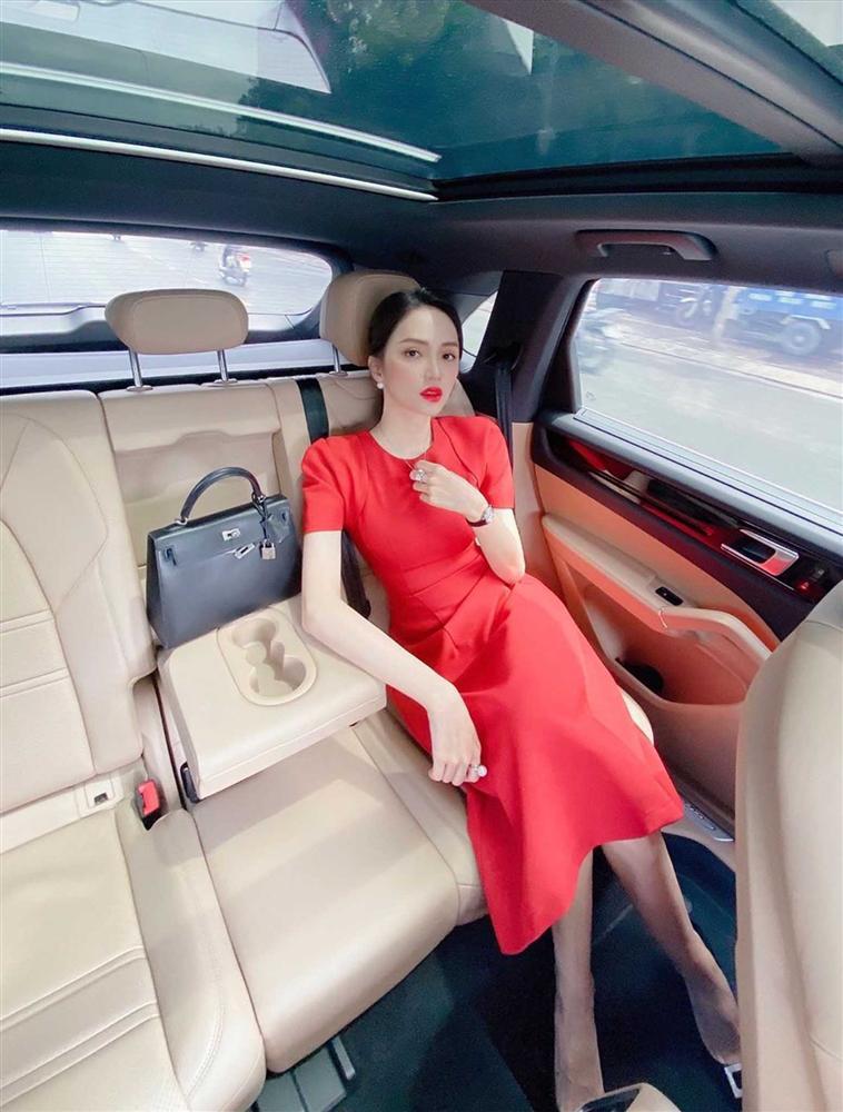 Cứ mỗi lần ngồi xe sang, Hương Giang lại chiêu đãi fan xu hướng thời trang mới-2