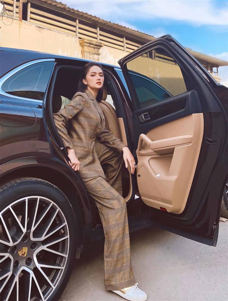 Cứ mỗi lần ngồi xe sang, Hương Giang lại chiêu đãi fan xu hướng thời trang mới-4