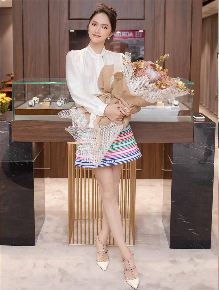 Cứ mỗi lần ngồi xe sang, Hương Giang lại chiêu đãi fan xu hướng thời trang mới-8