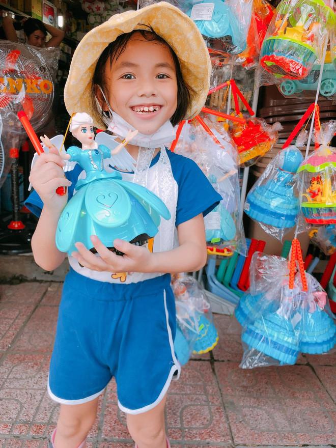 Bất ngờ ngoại hình cao lớn của em bé Mường Lát liệt 2 chân sau 3 năm được nhận nuôi-3