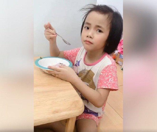 Bất ngờ ngoại hình cao lớn của em bé Mường Lát liệt 2 chân sau 3 năm được nhận nuôi-5