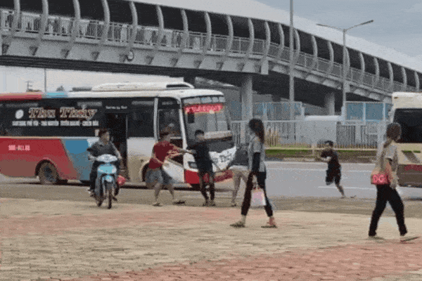Clip: Nhóm thanh niên vác gậy lao vào hỗn chiến kinh hoàng ở Thái Nguyên