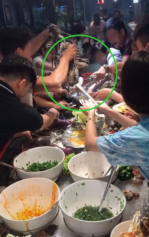 Thực khách xúm vào giành giật chậu tôm sống trong nhà hàng buffet khiến dân tình ngỡ ngàng-1
