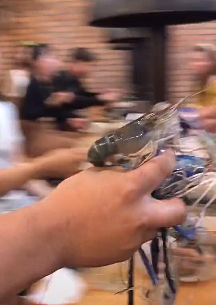 Thực khách xúm vào giành giật chậu tôm sống trong nhà hàng buffet khiến dân tình ngỡ ngàng-2