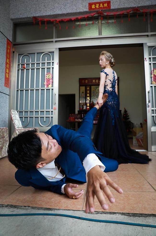 Bộ ảnh cưới bá đạo của cặp đôi chọn ngay background như bãi chiến trường mà vẫn hút like-1