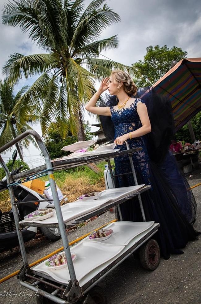 Bộ ảnh cưới bá đạo của cặp đôi chọn ngay background như bãi chiến trường mà vẫn hút like-4