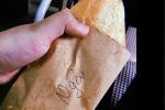 Nuốt không trôi trước những mẩu giấy gói bánh mì ‘siêu bựa’