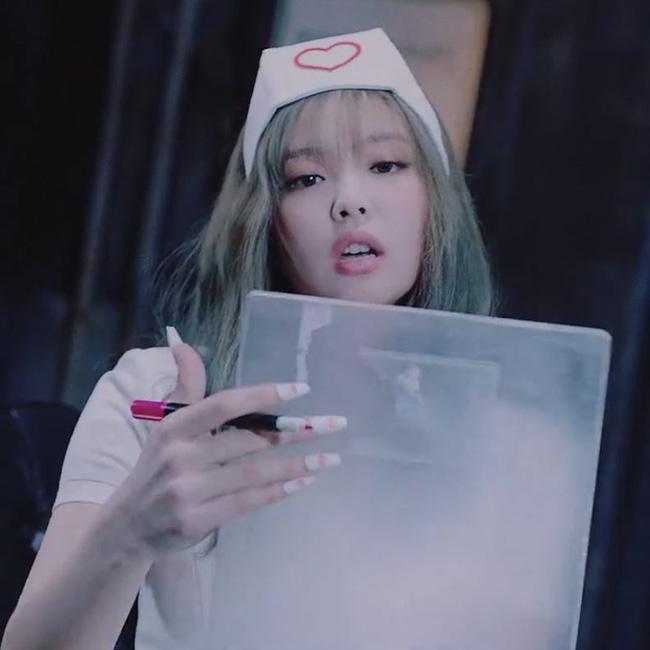 Jennie (BLACKPINK) gây tranh cãi vì tạo hình phản cảm, lộ đùi trắng nõn trong MV mới, netizen Hàn đang quá khắt khe?-1