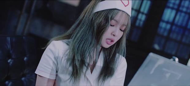 Jennie (BLACKPINK) gây tranh cãi vì tạo hình phản cảm, lộ đùi trắng nõn trong MV mới, netizen Hàn đang quá khắt khe?-3