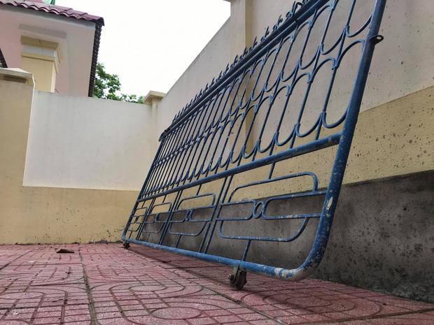 Cánh cổng sắt trường tiểu học đổ sập đè lên chân 1 học sinh-1
