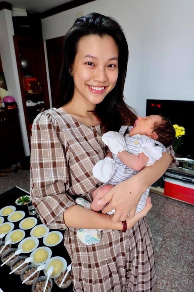 Cất hết đầm lộng lẫy vào tủ, Hoàng Oanh sau sinh mặc đồ thùng thình chuẩn style mẹ bỉm-3