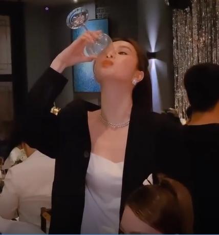 Ngọc Trinh sử dụng từ ngữ kém duyên trong tiệc sinh nhật bạn thân-4