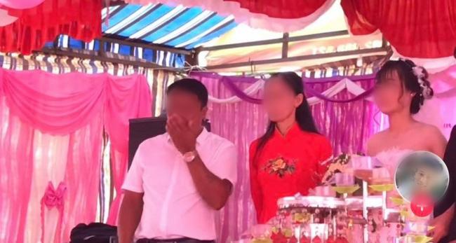 Cưới con gái, bố ôm mặt khóc như mưa nhưng thái độ của cô dâu khiến dân mạng tranh cãi-1