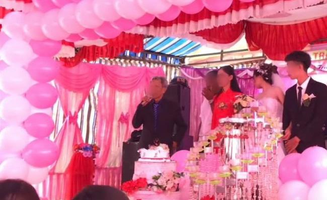 Cưới con gái, bố ôm mặt khóc như mưa nhưng thái độ của cô dâu khiến dân mạng tranh cãi-2