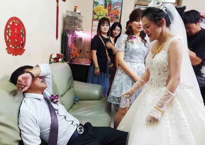 Cưới con gái, bố ôm mặt khóc như mưa nhưng thái độ của cô dâu khiến dân mạng tranh cãi-3