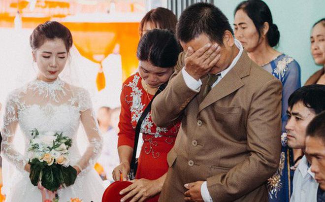 Cưới con gái, bố ôm mặt khóc như mưa nhưng thái độ của cô dâu khiến dân mạng tranh cãi-4