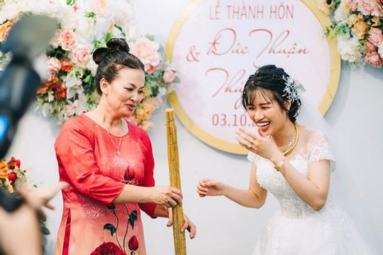 Ngay trên sân khấu hôn lễ, mẹ chồng trao cho con dâu cây chổi quét nhà và lời tiết lộ bất ngờ từ chính chú rể