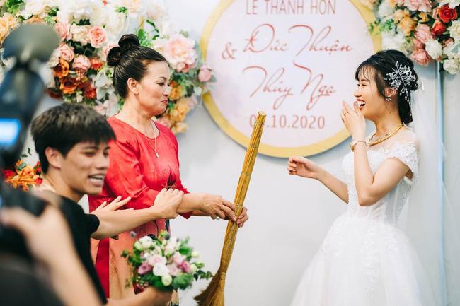Ngay trên sân khấu hôn lễ, mẹ chồng trao cho con dâu cây chổi quét nhà và lời tiết lộ bất ngờ từ chính chú rể-2