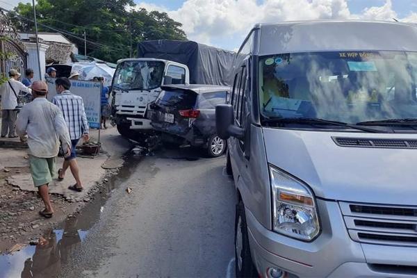 7 ô tô tông loạn xạ trên QL1 rồi lao vào quán nước ở Tiền Giang-1