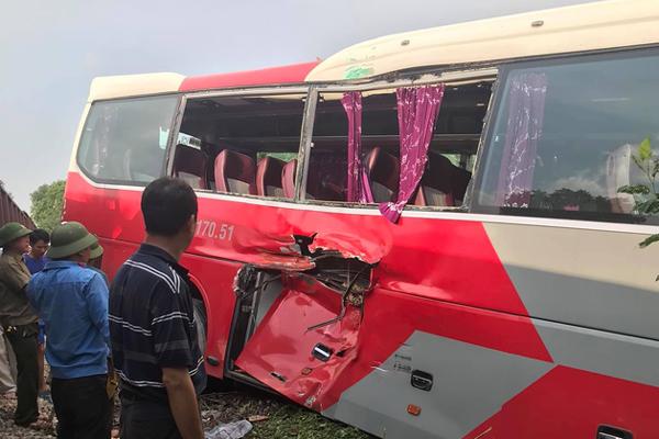 Clip: Kinh hoàng khoảnh khắc tàu hỏa tông xe 45 chỗ chở học sinh ở Hà Nội-1