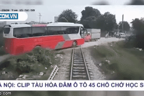Clip: Kinh hoàng khoảnh khắc tàu hỏa tông xe 45 chỗ chở học sinh ở Hà Nội