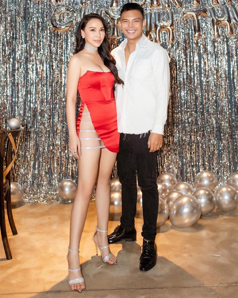 Nâng level, Quỳnh Thư diện đầm xẻ hiểm đến tận eo chỉ nhăm nhe lộ hàng-7