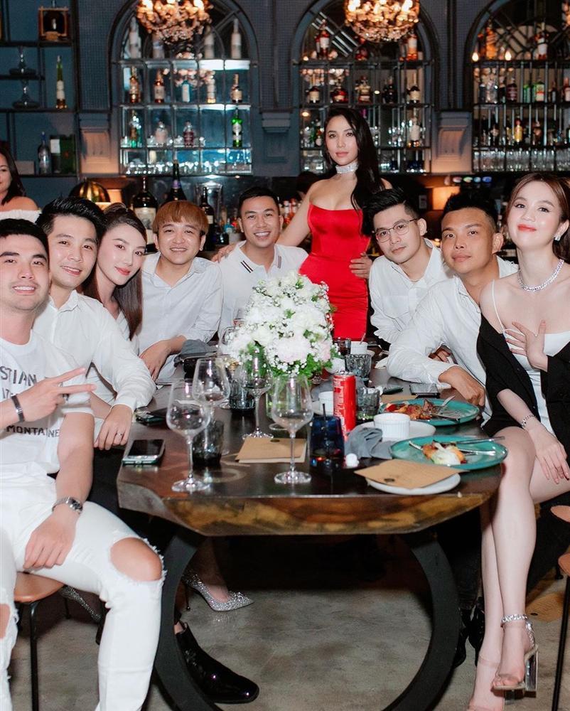 Quỳnh Thư lấn át Ngọc Trinh với đầm cut out nhăm nhe lộ hàng-1