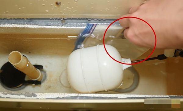 Biết vợ ghét dọn nhà, chồng âm thầm giấu cả trăm triệu ở nơi quen mà vợ không biết-8