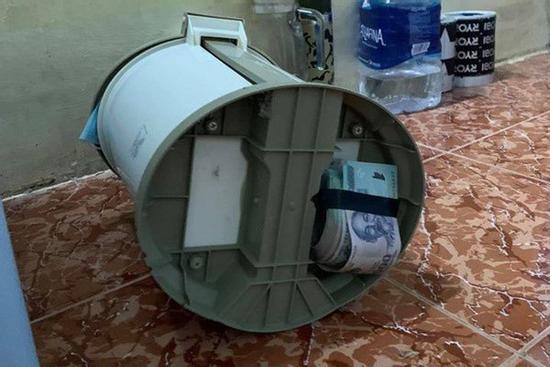 Biết vợ ghét dọn nhà, chồng âm thầm giấu cả trăm triệu ở nơi quen mà vợ không biết